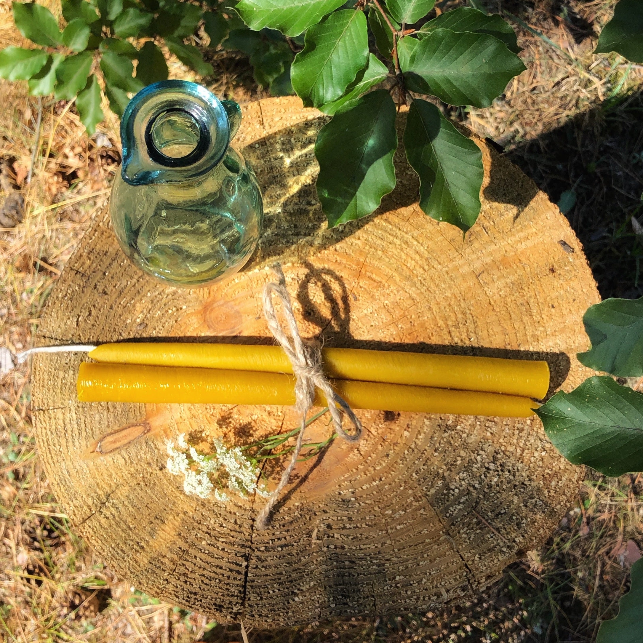 Długie świece z wosku pszczelego